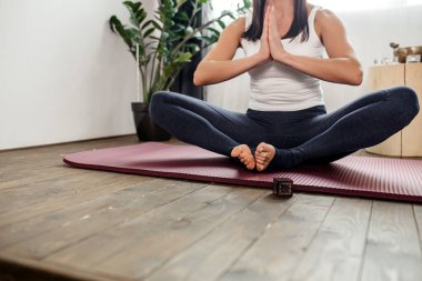 El ele tutuşmuş, tanınmayan bir kadın.