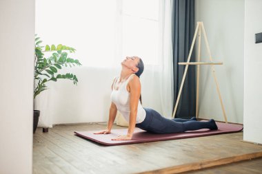 Kobra pozunda yatan beyaz kadın.