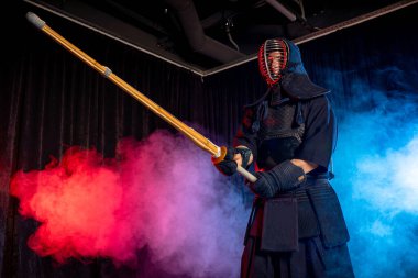 Shinai 'li olgun kendo dövüşçüsü