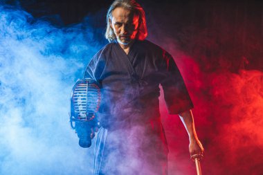 Shinai 'li yakışıklı, güçlü kendo dövüşçüsü.