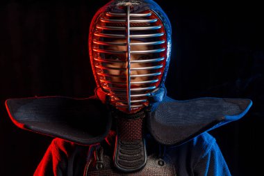 Kendo savaşçısının üniformalı ve kasklı portresi.