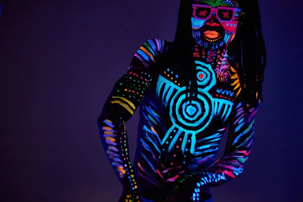Fantastische Disco-Tänzerin mit fluoreszierendem Make-up — Stockfoto