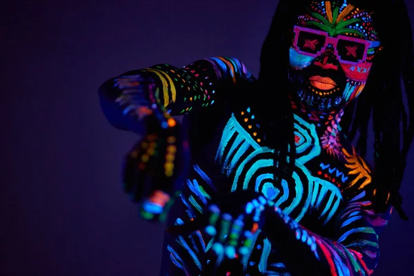 Joven cyber raver dance, maquillaje fluorescente —  Fotos de Stock
