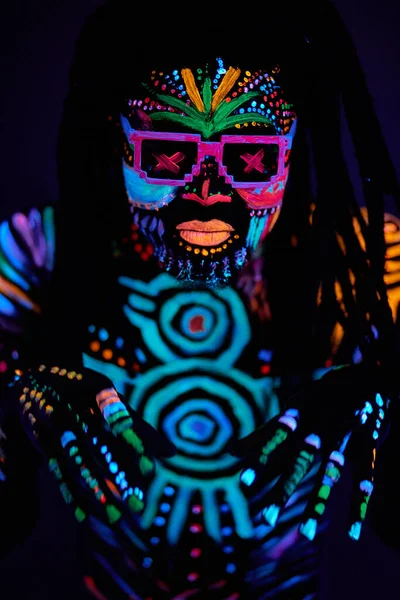 Heldere UV body art, fluorescerende verf, danser man in zonnebril — Stockfoto