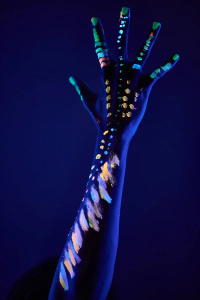 Zugeschnittenes Foto männlicher Hände mit fluoreszierender Farbe — Stockfoto
