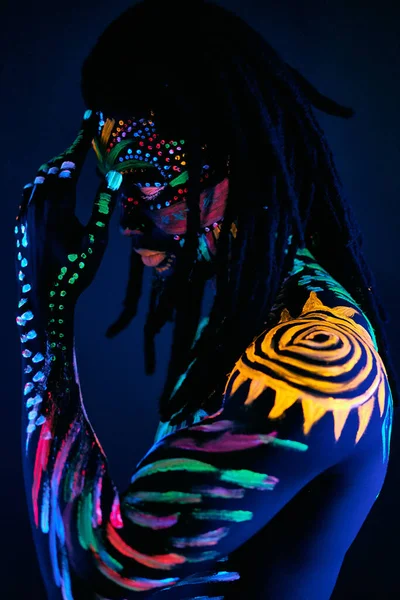 Titokzatos férfi fluoreszkáló test művészet — Stock Fotó