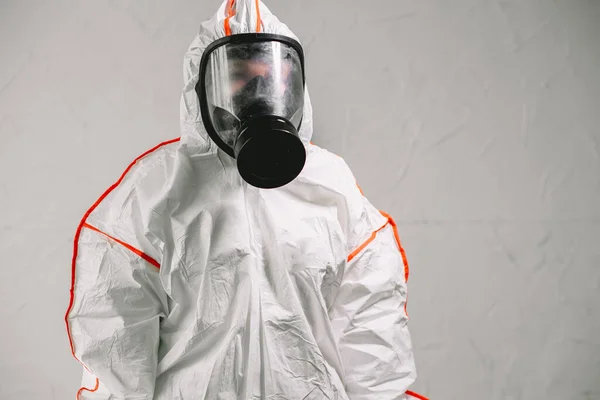 Désinfecteur portant une combinaison biologique protectrice et masque à gaz effectuer la désinfection — Photo
