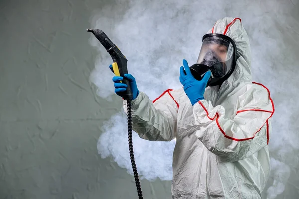 Macho em terno de proteção hazmat e máscara de gás. patógeno respiratório quarentena coronavírus conceito — Fotografia de Stock