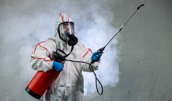 дезинфицирующий мужчина предотвращает инфекцию Covid 19 вирусов или коронавируса
