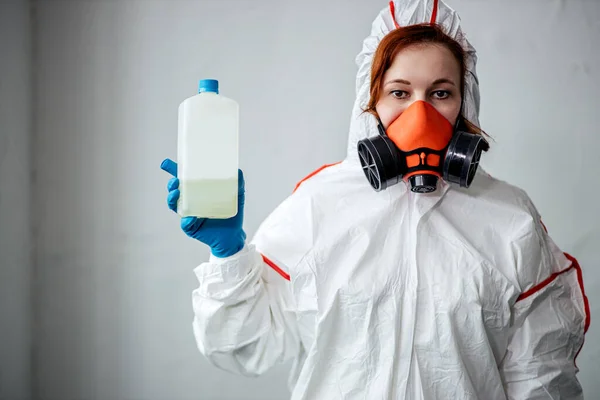 Żeński dezynfektor trzymający płyn dezynfekujący w rękach — Zdjęcie stockowe