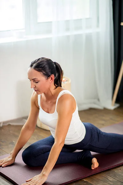 Mantenerse en forma y saludable. deportivo joven caucásico mujer haciendo yoga — Foto de Stock