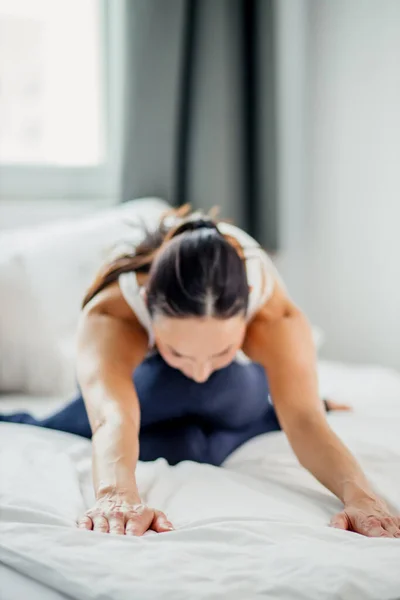Ung kaukasisk kvinna stretcha ben gör yoga — Stockfoto