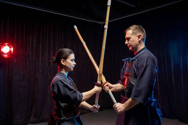 Dos luchadores kendo practicando kenjutsu, arte marcial japonés usando espadas — Foto de Stock