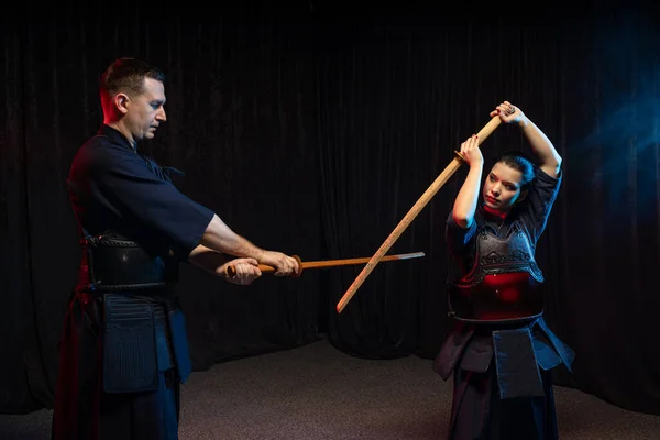 Καταπολέμηση μεταξύ δύο καυκάσιων μαχητών kendo, αγωνίζεται για την κατάρτιση δράση — Φωτογραφία Αρχείου