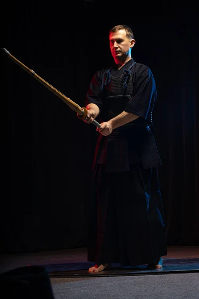 Retrato de hombre caucásico kendo fighter con bokuto — Foto de Stock