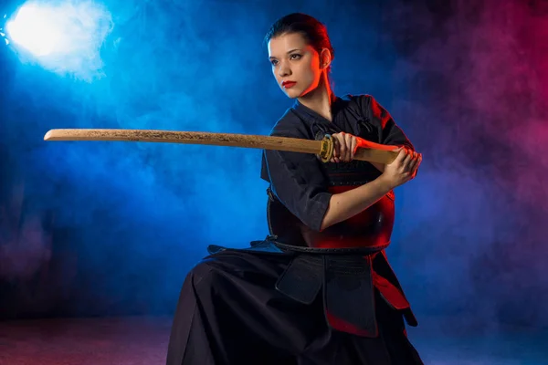 Kobieta miłość kendo walki — Zdjęcie stockowe