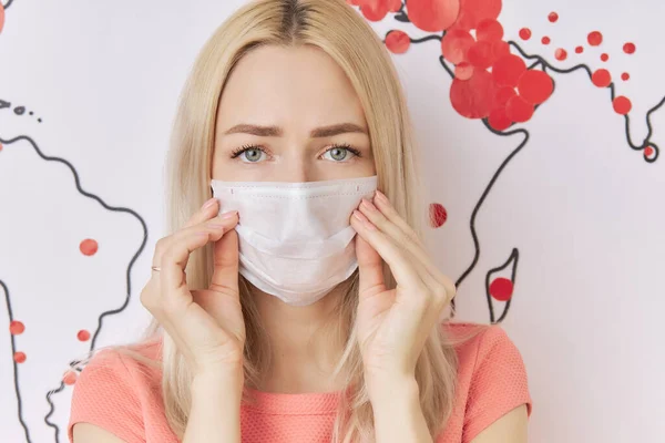 Young caucasian woman in medical mask during COVID-19 epidemic — Stock Photo, Image