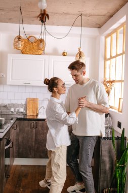 Mutlu evli çift evde dans etmeyi sever.