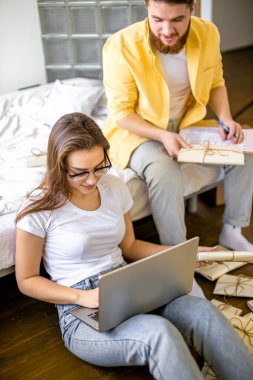 Evli çift, taşınma davetiyelerini düzenliyor.