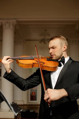 Klasik müzik enstrümanında yetenekli bir kemancı.