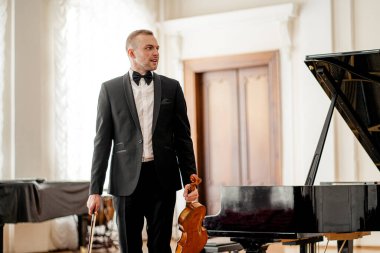 Sahnedeki performansından sonra profesyonel kemancı