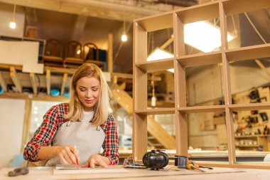 Fabrikada çalışırken çekici profesyonel marangoz.