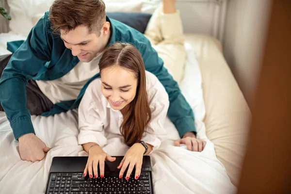 Junges kaukasisches Ehepaar hat gemeinsam Freizeit zu Hause — Stockfoto