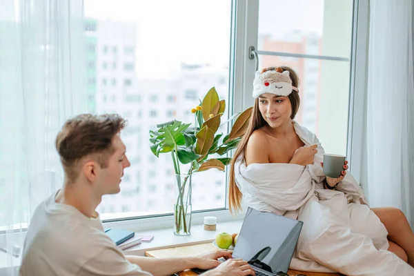 일하는 남편 옆 책상 위에 담요 만놓고 앉아 있는 아내 의 코우 켓 — 스톡 사진