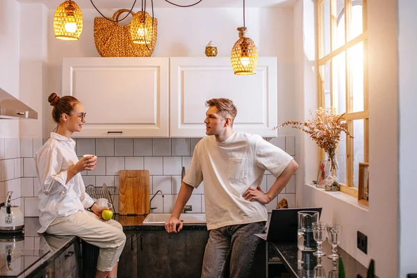 Casal passar a manhã juntos na cozinha — Fotografia de Stock