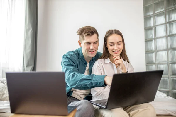 Jovem casal usar seu laptop presonal — Fotografia de Stock