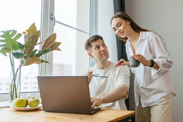 Homme travail de la maison, sa femme prudente à côté de lui — Photo