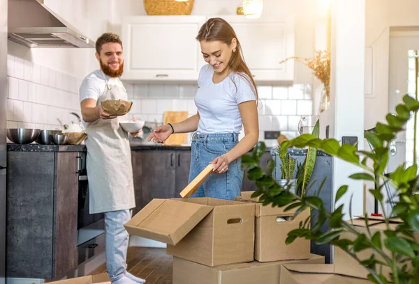 Feliz mudarse a un nuevo apartamento — Foto de Stock