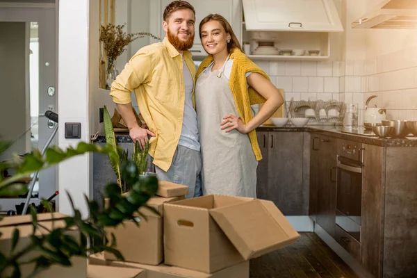 Joven caucásico casado pareja en su nuevo casa —  Fotos de Stock