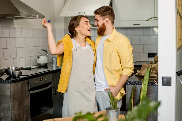 Young caucasian married couple are moving to another apartment — Stock Photo, Image