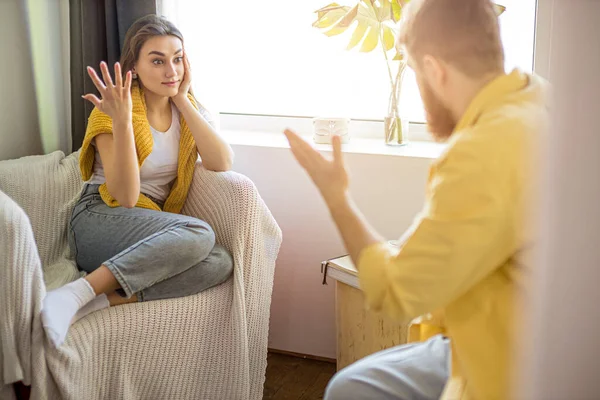 夫婦は家で関係を見つけ — ストック写真