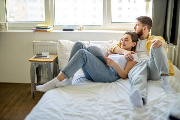 Feliz casal caucasiano passar fins de semana juntos em casa — Fotografia de Stock