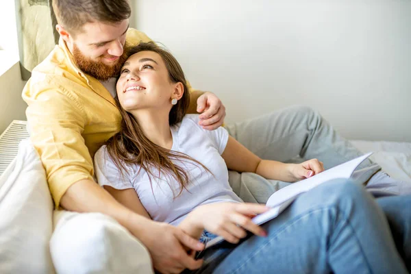 Beau couple caucasien se reposer ensemble à la maison — Photo