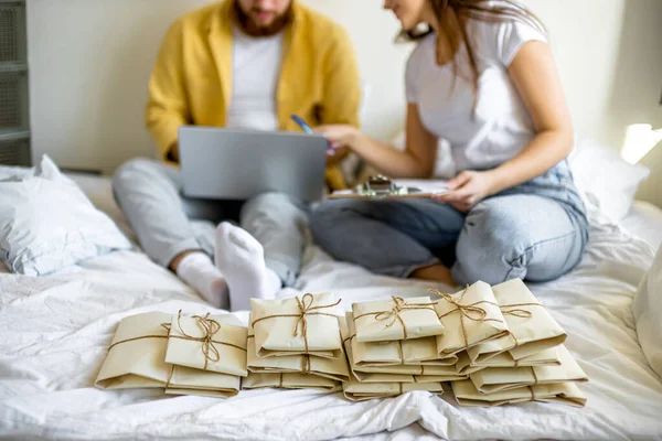 Recortado fora do casal ordenando cartas convites para o aquecimento doméstico — Fotografia de Stock