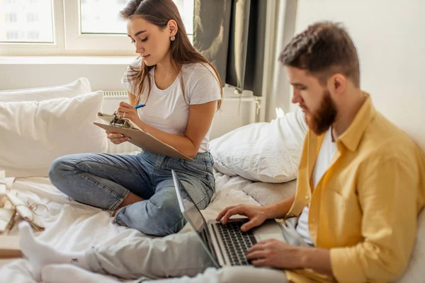 Pareja casada ordenar las invitaciones cartas para la inauguración de la casa — Foto de Stock