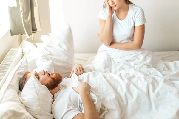 Jonge vrouw wachten wanneer haar man wakker wordt — Stockfoto