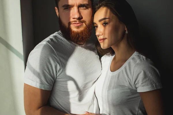 Retrato de casal romântico caucasiano olhando para a janela — Fotografia de Stock