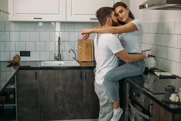 Παθιασμένο ζευγάρι φιλιά στην κουζίνα στο σπίτι — Φωτογραφία Αρχείου
