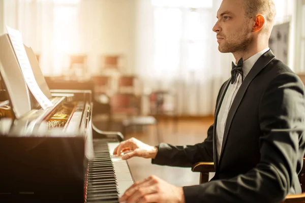 Talented young pianist man practicing — Stock Photo, Image