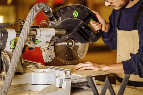 Hardworking carpenter using circular saw — Stock Photo, Image