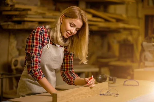 Carpintero profesional hacer marcas en la madera — Foto de Stock