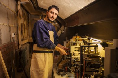 Yakışıklı adam ahşap işçisi olarak çalışıyor.