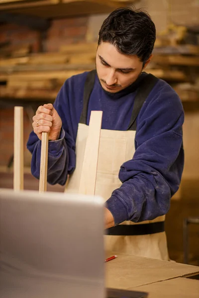 Carpintero serio trata de hacer silla de madera — Foto de Stock