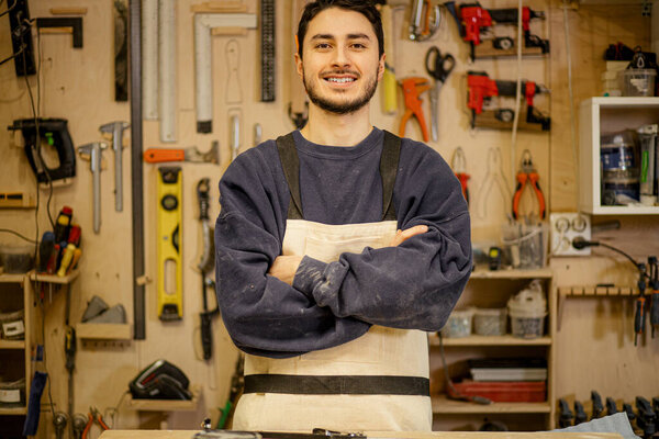 портрет улыбающегося уверенного плотника
