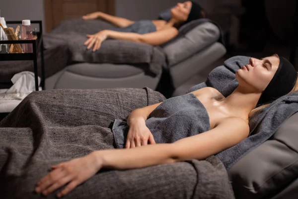 Женщины получают антивозрастной подъемный массаж в спа — стоковое фото