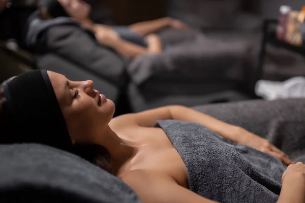 Жінки отримують анти старіння масаж в спа-центрі — стокове фото